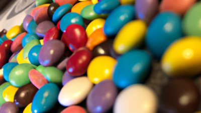 Kasenin içinde bulunan birçok renkli şekerler